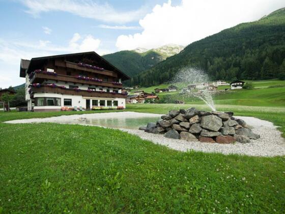 Hotel Steuxner Aussenansicht Sommer