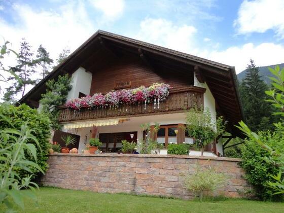 unser Haus im Sommer