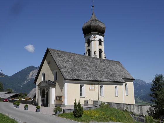 Blick auf die Pfarrkirche Heiliger Josef, mit Friedhof