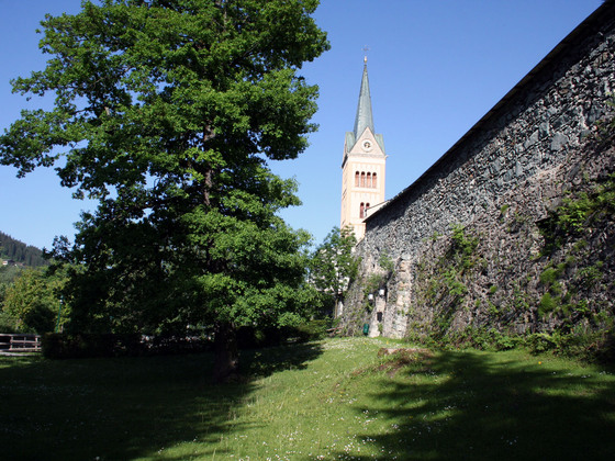 Stadtmauer mit Kirchturm