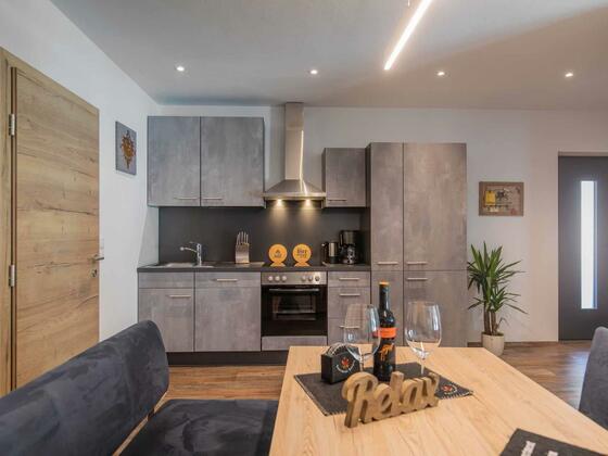 Modern ausgestattete Küche.