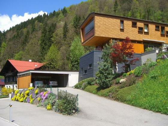 Hausansicht mit Carport - Sommer