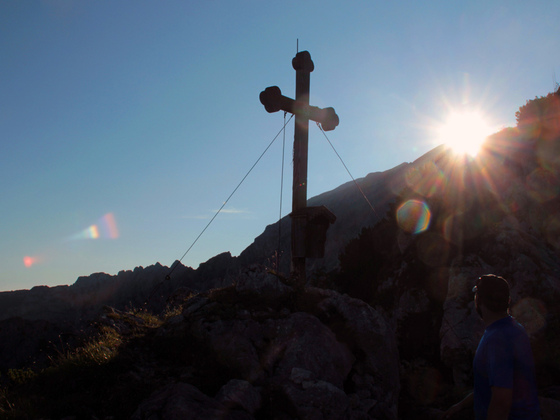 Gipfelkreuz Brettgabel bei Sonnenaufgang