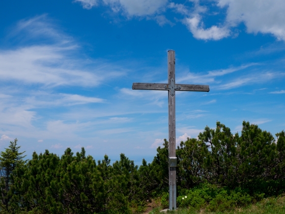 Kreuz unterhalb des Alpkopfgipfels