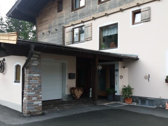 Hauseingang der am rechten Straßenrand liegenden Pension.