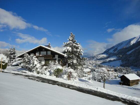 Haus im Winter mit Blick Richtung Riezlern
