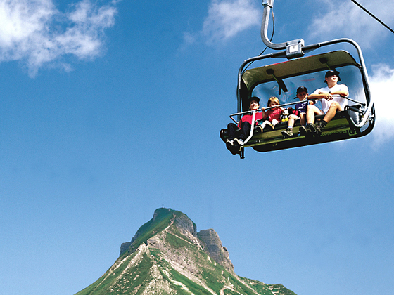 4er-Sesselbahn Uga mit Damülser Mittagsspitze im Hintergrund