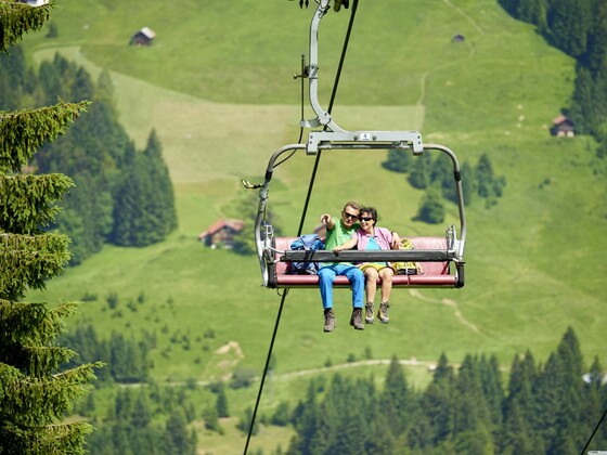 In der Heubergbahn den Ausblick genießen 