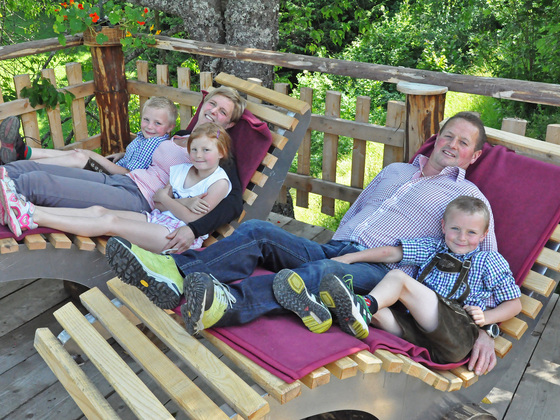 Familie im Kräutergarten