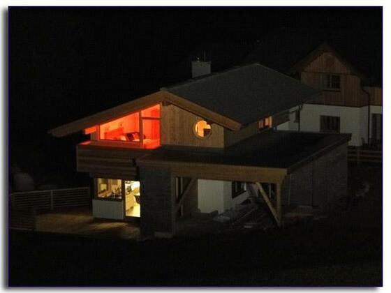 Chalet bei Nacht