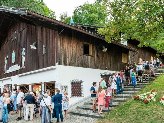 Volkstheater Ritterschauspiele Kieferfelden, historisches Theaterhaus mit der einzig noch bespielten barocken Drekulissenbühne