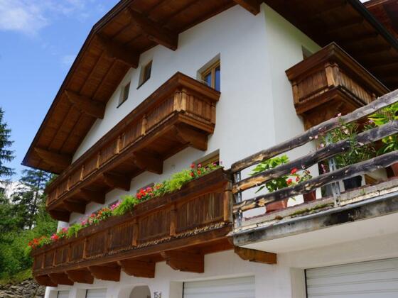 FEwo Wetscher, Ansicht mit Blumen