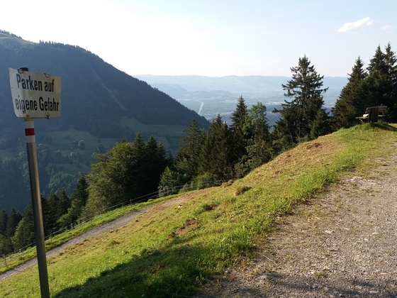 Parkplatz mit Ausblick zur Feldkircher Hütte.