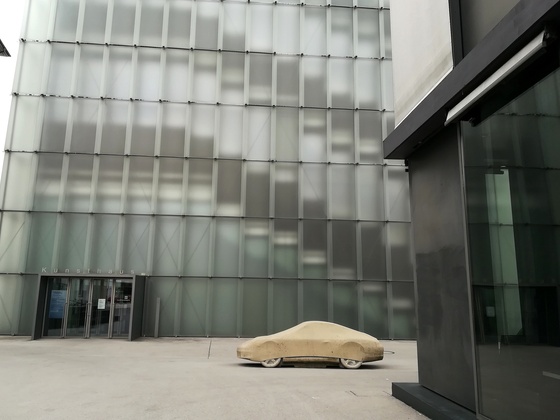 Betonporsche von Gottfried Bechtold vor dem Kunsthaus Bregenz