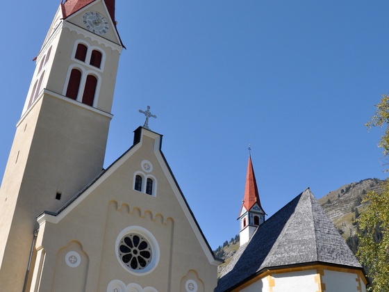Kirche und Leichenkapelle Holzgau