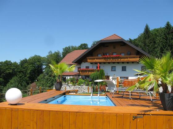 Aussenansicht mit Pool