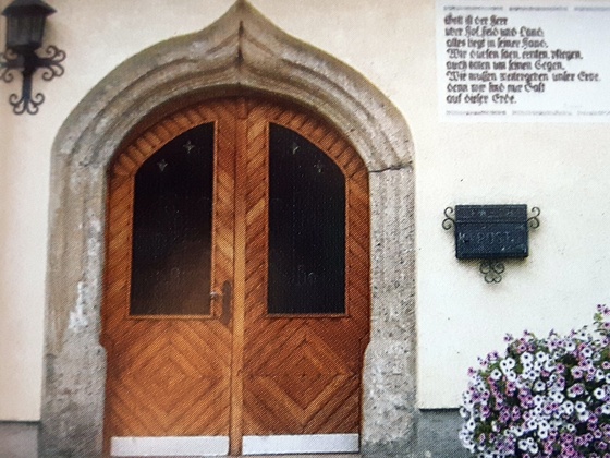 Haustür und Spruchtext beim Stöcklbauer