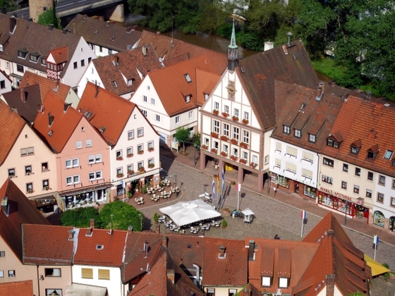Marktplatz in Gemünden mit Rathaus und Tourist-Information links neben Rathaus