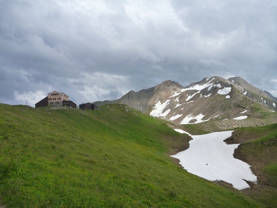 Stuttgarter Hütte mit Blick Richtung Valluga