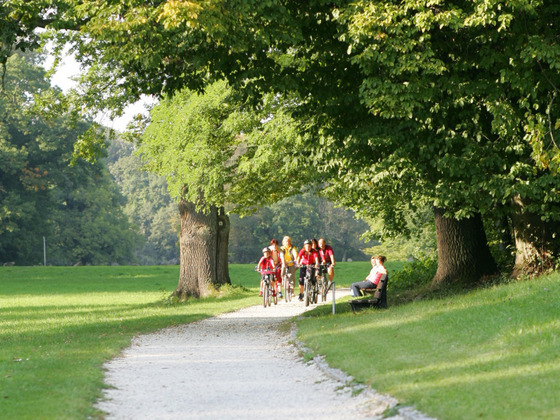 Radfahrer im Schlosspark Rosenau