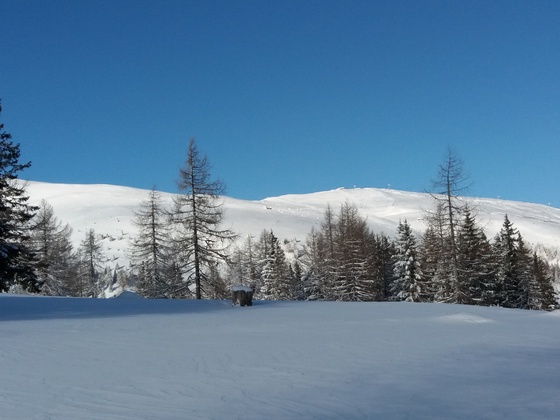 Die Erhebung rechts ist das Aineck, 2210 m.
