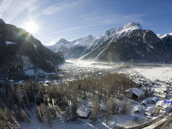 Blick über das Ötztal. Rechts in der Mitte der Parkplatz.