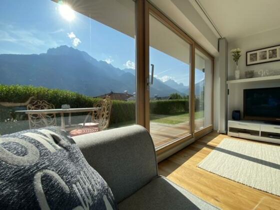 BFB73472-DCB2-4AA0-93E8-D55AC9F38DE6