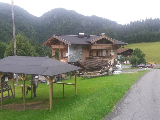 Wir verlassen das Grundstück in Richtung Kapelle über den asphaltierten Fahrweg.