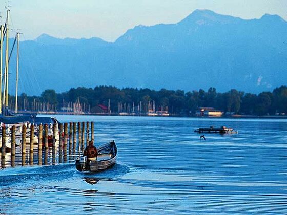 Bootsverleih Schaber am Chiemsee mit Bergblick.