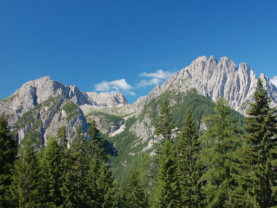 Kreuzkofel (links) und Spitzkofel (rechts), gesehen vom Parkplatz der Lienzer-Dolomiten-Hütte