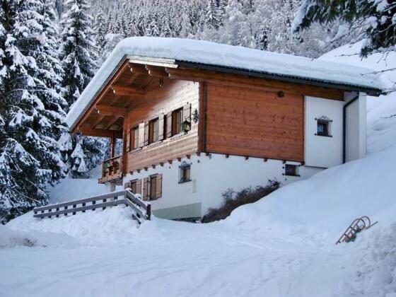 1_Ferienhaus Alpenstern Winteransicht