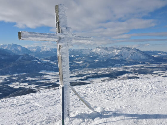 Gipfelkreuz Schlenken mit Blick auf den Untersberg