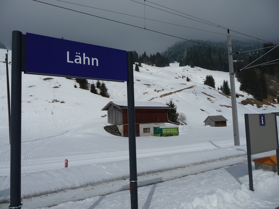 Bahnsteig Haltepunkt Lähn unmittelbar an der Loipe und Startpunkt zum Pfuitjoch