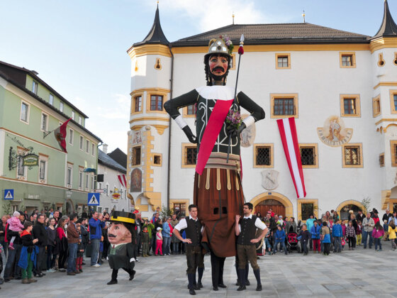 Ein Erlebnis: Samsonumzug in Tamsweg Im Hintergrund das Tamsweger Rathaus