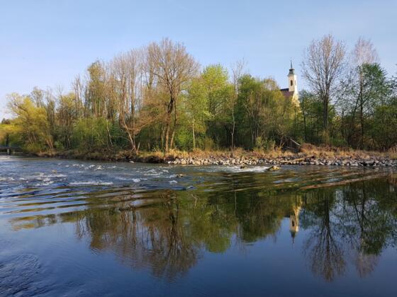 Amper mit Wallfahrtskirche St. Rasso Grafrath