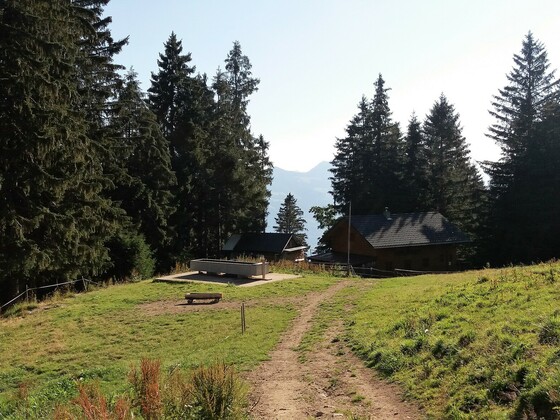 Skihütte  Bazora mit wasserführendem Brunnen.