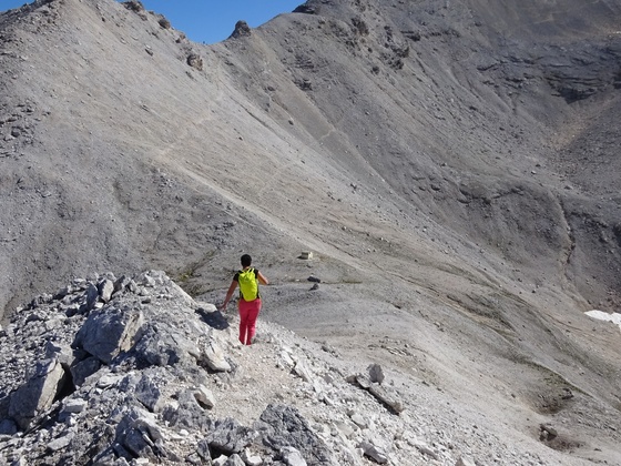 Unterwegs am Toni-Gaugg-Höhenweg Richtung Karwendelhaus. Unten die Biwakschachtel im Breitgrießkar, hinten die Seekarscharte.