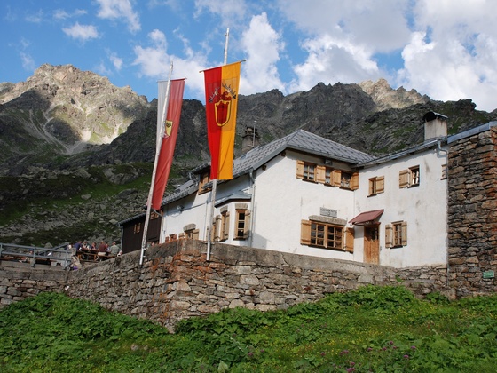 Tübinger Hütte im Abendlicht