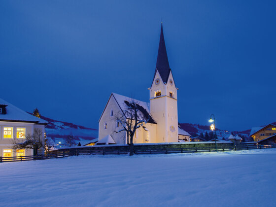 Winterstimmung in Wagrain, Kirche mit Schule