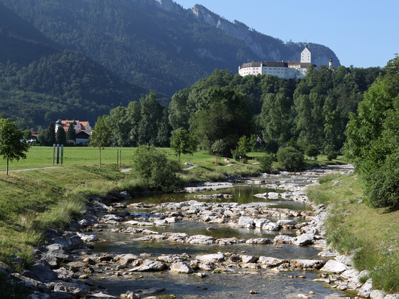 Der Fluss Prien in Aschau vor Schloss Hohenaschau
