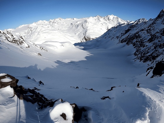Von der Kreuzkogelscharte fährt man über den Kreuzferner nordwestwärts hinab in Richtung Hochjoch-Hospiz.