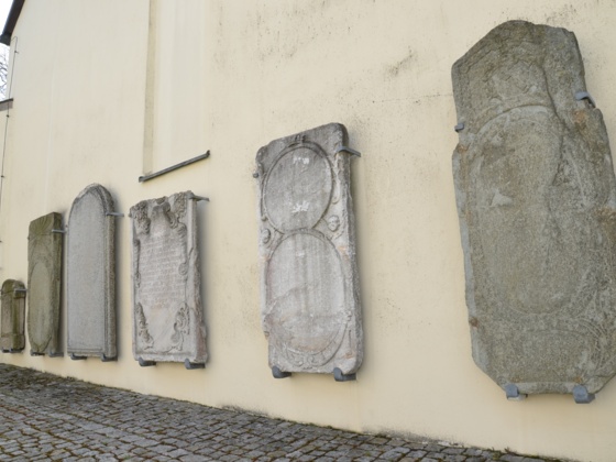 Historische Grabplatten an der Kirche St. Jacobi in Berg