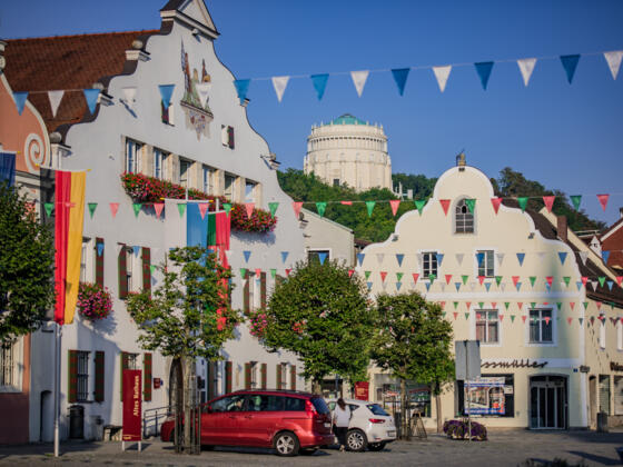 Die historische Altstadt von Kelheim mit Blick auf die Befreiungshalle König Ludwig I.