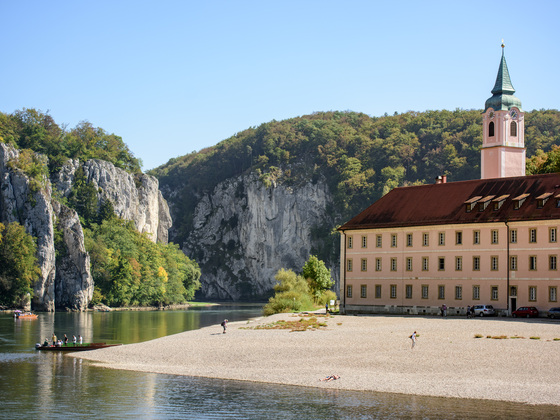 Kloster Weltenburg liegt idyllisch am Donaudurchbruch bei Kelheim
