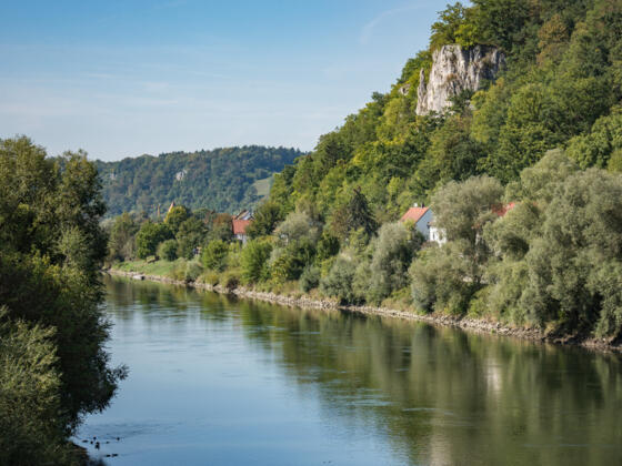 Der Donauradweg zwischen Bad Abbach und Regensburg wird gesäumt von der mächtigen Donau und schroffen Jurafelsen.