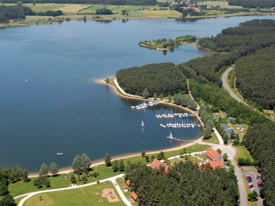 Blick auf den Rothsee mit dem Seezentrum Heuberg im Vordergrund