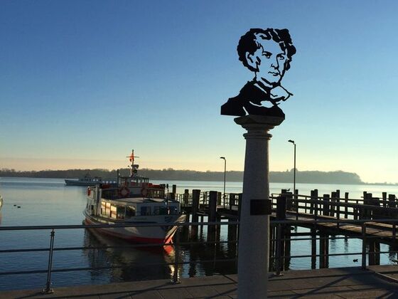 König-Ludwig II.-Konterfei am Hafen in Prien am Chiemsee