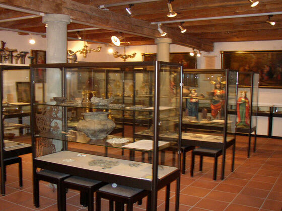 Blick in das Pfarrmuseum Flintsbach, Vitrinenteil.