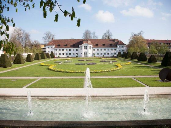 Hofgarten mit Orangerie