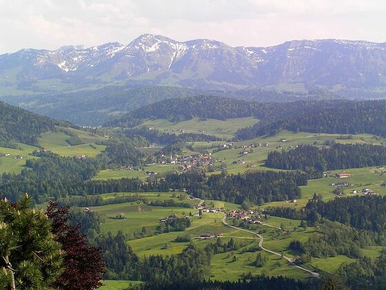 Ausblick vom Dorfplatz Sulzberg in den Bregenzerwald